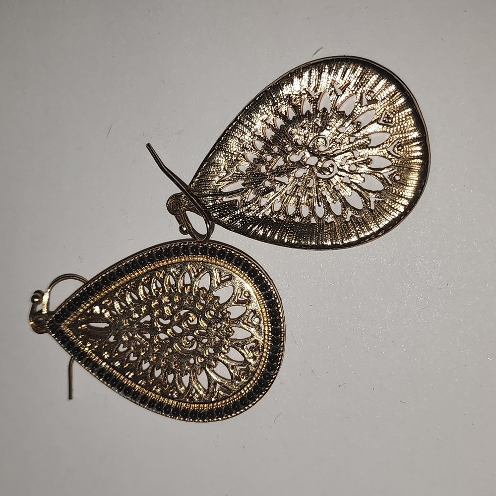 Elegant Gold Teardrop Earrings - Picture 2 of 3